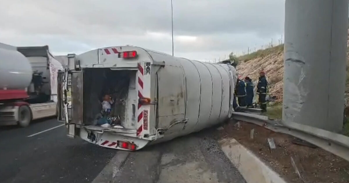 Τροχαίο-με-απορριμματοφόρο-στην-περιφερειακή-Αιγάλεω:-Στο-νοσοκομείο-ο-οδηγός-–-Καθυστερήσεις-στο-ύψος-της-εξόδου-προς-Αττική-Οδό