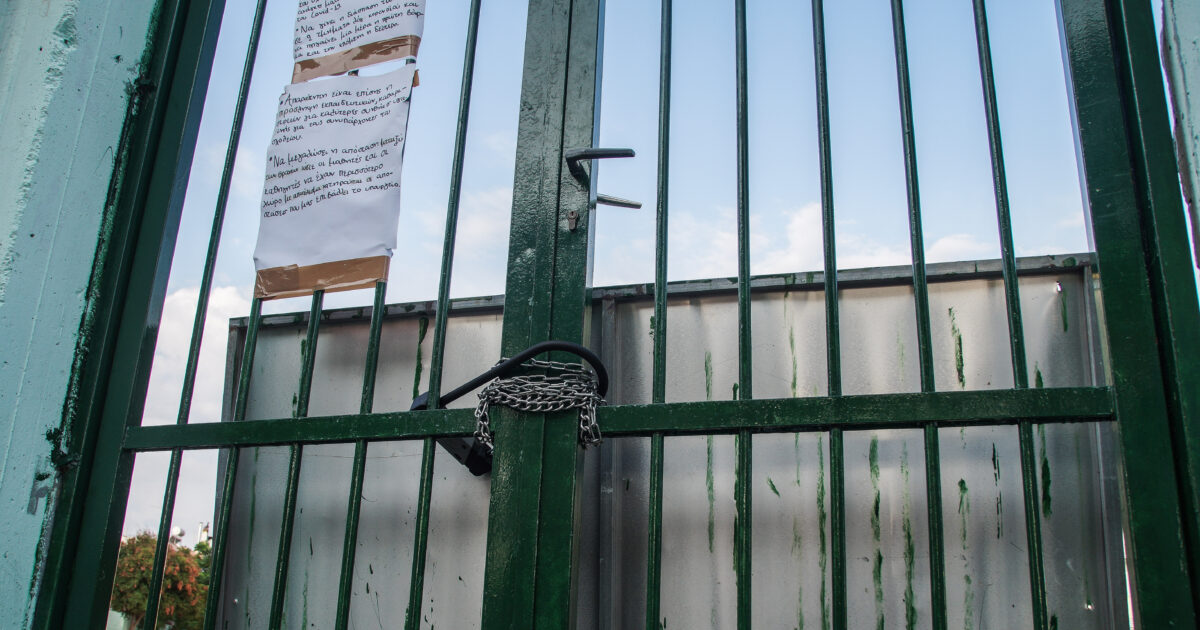 Χαλάνδρι:-4-ΕΔΕ-για-τη-διευθύντρια-του-ΕΠΑΛ-που-βάζει-τους-μαθητές-να-σκάβουν-–-Ζητούν-να-απομακρυνθεί-άμεσα