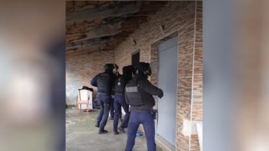 Δώδεκα-συλλήψεις-σε-οικισμούς-σε-Φυλή-και-Αχαρνές:-Πάνω-από-20-παραβιάσεις-του-ΚΟΚ,-αποξηλώθηκαν-καλώδια-για-ρευματοκλοπές