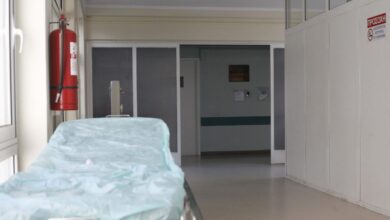 Χίος:-Χτύπησε-με-πέτρα-στο-κεφάλι-την-19χρονη-σύντροφό-του-και-αναζητείται-–-Γνωστός-στις-αρχές-ο-δράστης