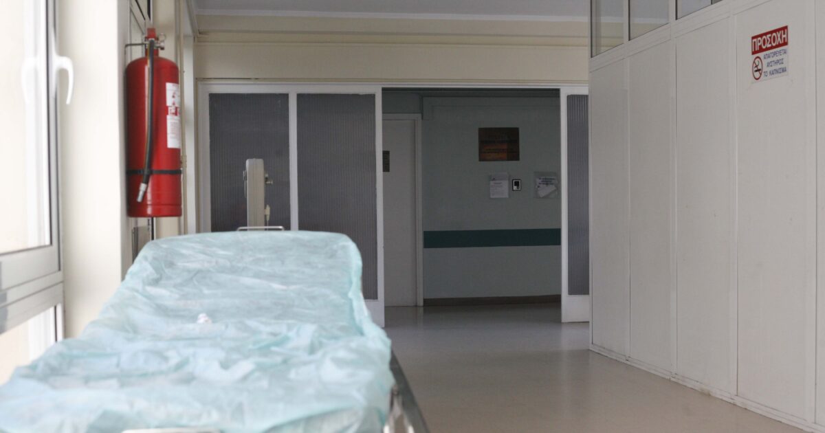 Χίος:-Χτύπησε-με-πέτρα-στο-κεφάλι-την-19χρονη-σύντροφό-του-και-αναζητείται-–-Γνωστός-στις-αρχές-ο-δράστης