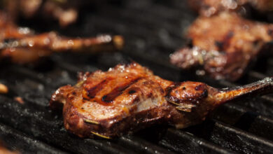 Τσικνοπέμπτη:-Χρήσιμες-συμβουλές-για-τέλειο-ψήσιμο-στα-κάρβουνα-και-ζουμερό-κρέας