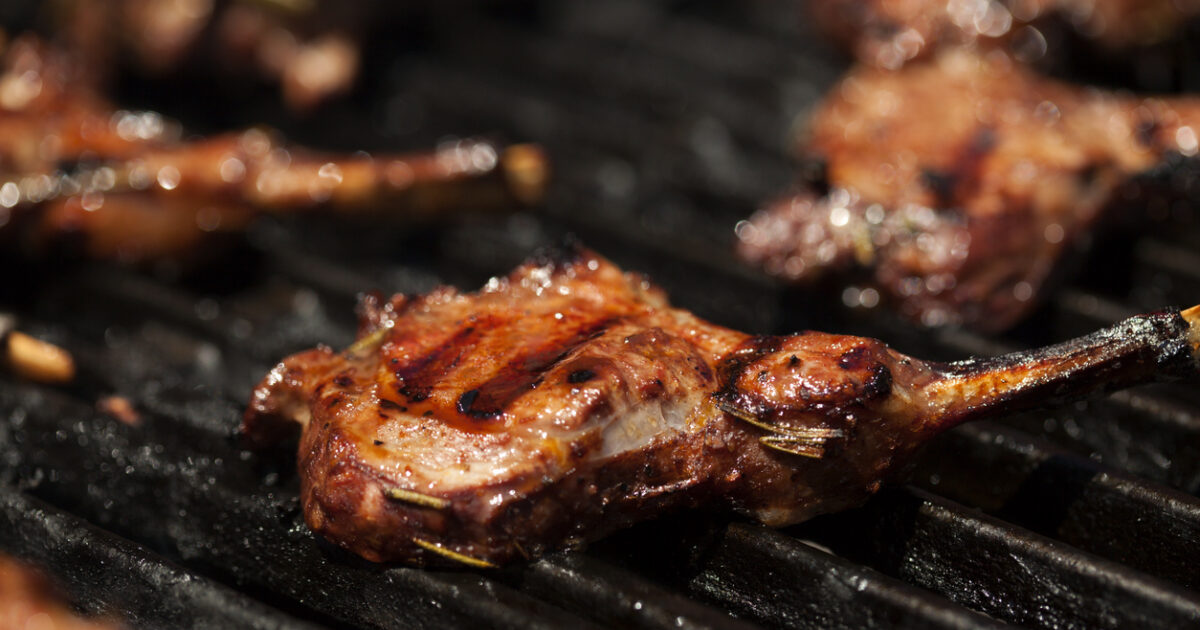 Τσικνοπέμπτη:-Χρήσιμες-συμβουλές-για-τέλειο-ψήσιμο-στα-κάρβουνα-και-ζουμερό-κρέας
