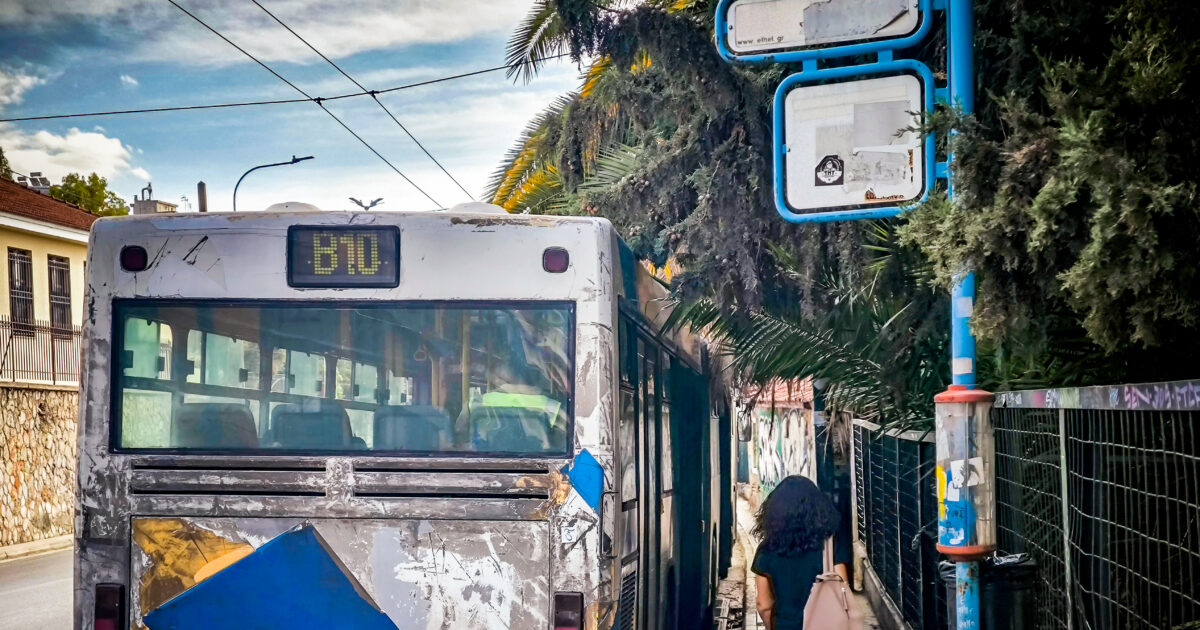 Πόρτο-Ράφτη:-Τρεις-ανήλικοι-πετούσαν-πέτρες-σε-αστικό-λεωφορείο-σπάζοντας-τα-τζάμια