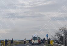 Σοβαρό-τροχαίο-ατύχημα-στη-νέα-γέφυρα-Τυρνάβου:-Γυναίκα-καταπλακώθηκε-από-πλατφόρμα-τρακτέρ