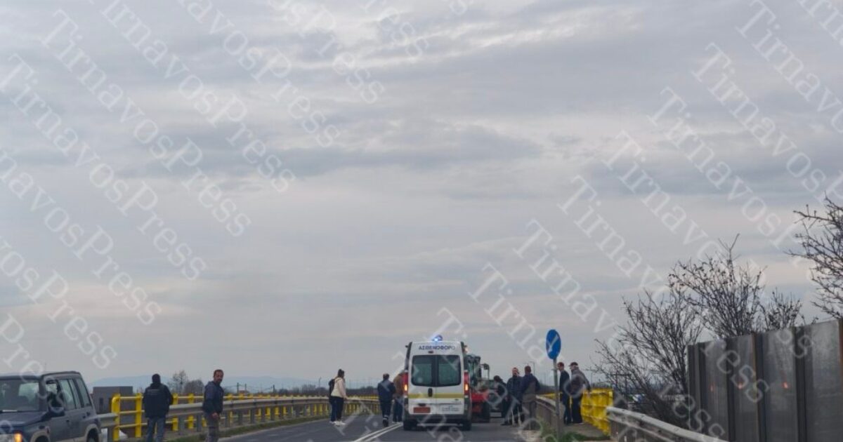Σοβαρό-τροχαίο-ατύχημα-στη-νέα-γέφυρα-Τυρνάβου:-Γυναίκα-καταπλακώθηκε-από-πλατφόρμα-τρακτέρ