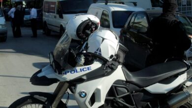 Ξεκίνησε-η-δίκη-για-βιασμό-19χρονης-από-δύο-αστυνομικούς-του-ΑΤ.-Ομόνοιας-–-«Έβγαλε-τη-ζώνη-και-το-όπλο,-εγώ-είχα-παγώσει»