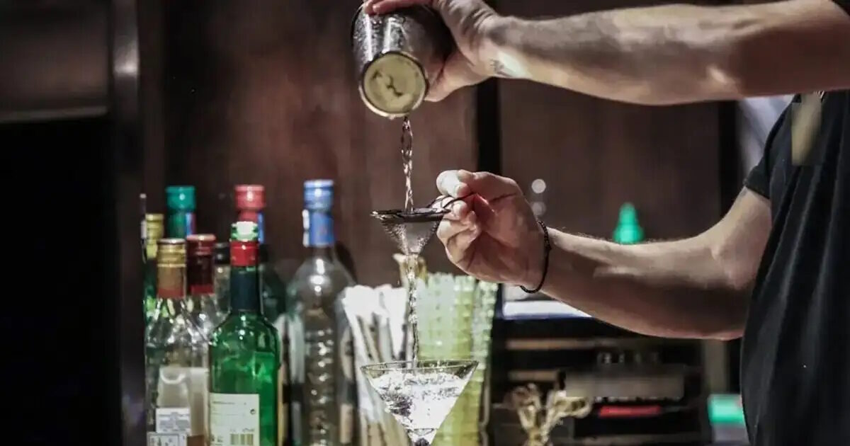 Εύβοια:-Στο-κέντρο-υγείας-Αλιβερίου-15χρονος-από-αλκοόλ-–-Χειροπέδες-σε-πατέρα-και-καταστηματάρχη