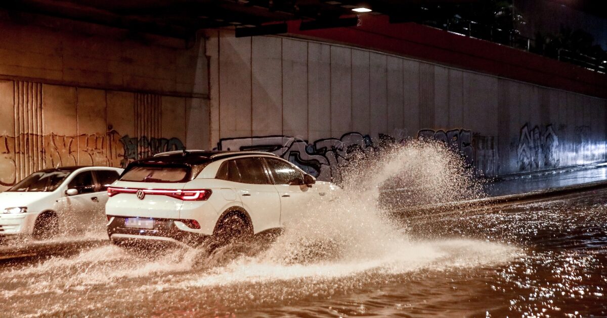 Σφοδρή-καταιγίδα-στην-Αττική:-Μπόρα-ξέσπασε-σε-πολλές-περιοχές-του-λεκανοπεδίου