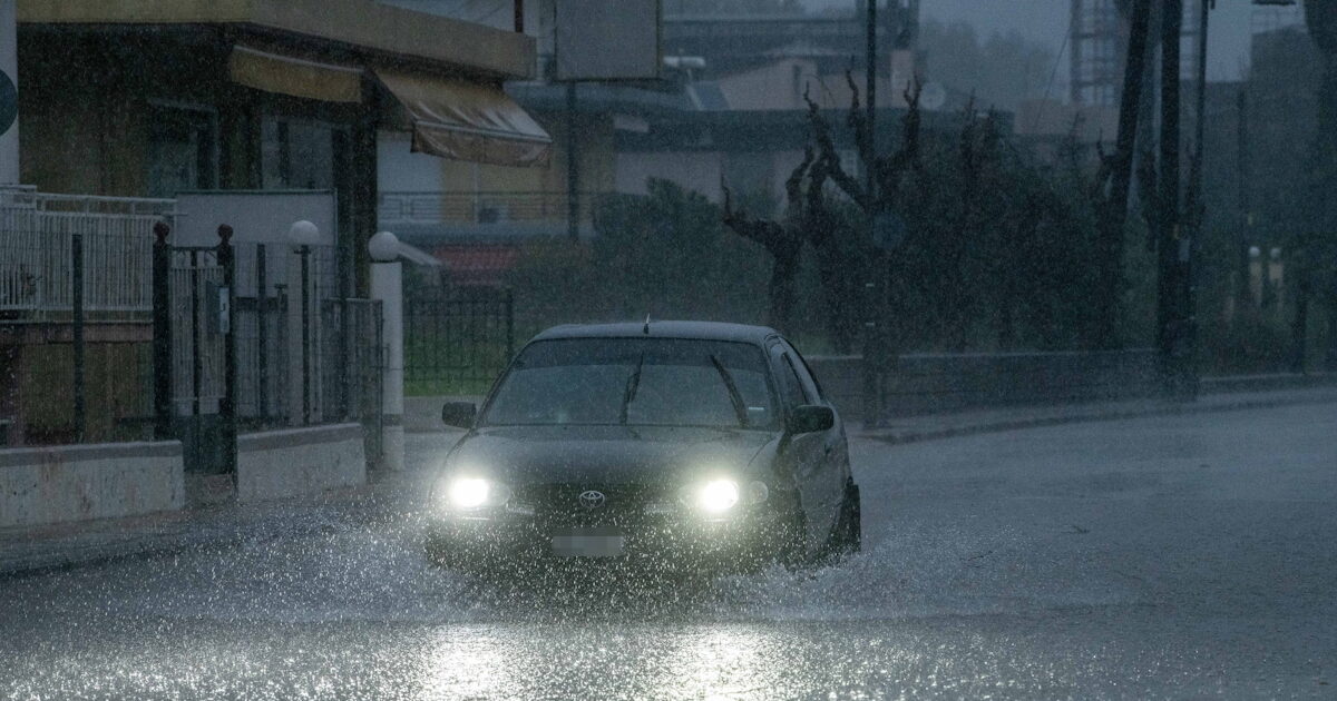 Καιρός:-Τσικνοπέμπτη-με-βροχές-και-καταιγίδες-–-Έρχονται-δυο-κύματα-κακοκαιρίας