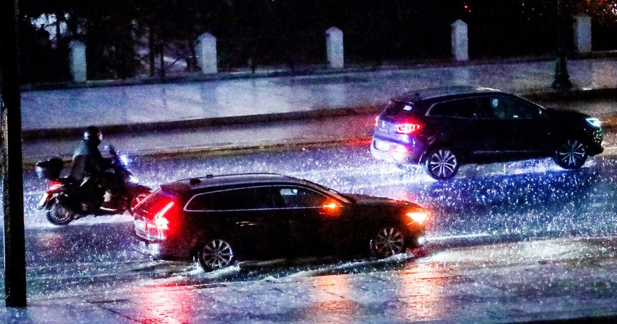 Πικέρμι:-«Φούσκωσε»-ρέμα-από-τη-σφοδρή-νεροποντή-–-Καθίζηση-στο-Πολύγωνο-εξαιτίας-της-καταιγίδας