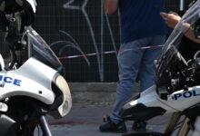 Κινηματογραφική-καταδίωξη-στην-Αχαρνών:-Συνελήφθη-16χρονος-που-οδηγούσε-κλεμμένη-μηχανή-–-Τραυματίστηκε-αστυνομικός