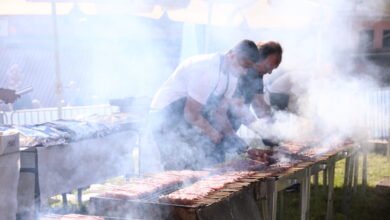 Τσικνοπέμπτη-στην-Αθήνα:-Βγήκαν-ψησταριές-και-κρέατα-στη-Βαρβάκειο-–-Ξέφρενος-χορός-σε-Ερμού-και-Κοτζιά