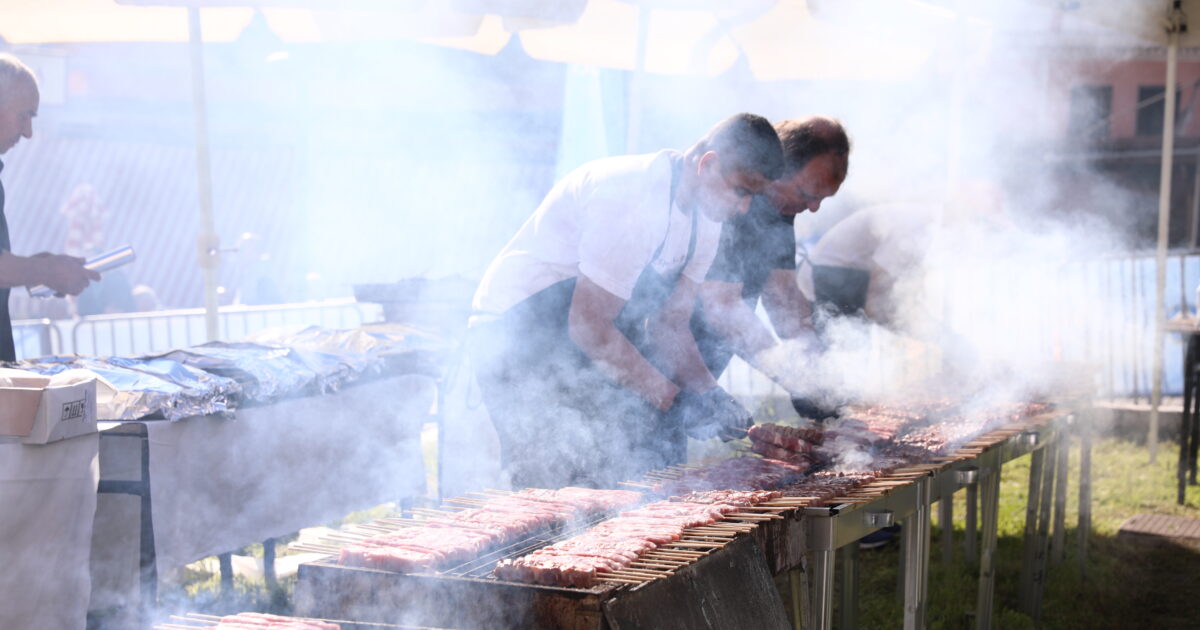 Τσικνοπέμπτη-στην-Αθήνα:-Βγήκαν-ψησταριές-και-κρέατα-στη-Βαρβάκειο-–-Ξέφρενος-χορός-σε-Ερμού-και-Κοτζιά