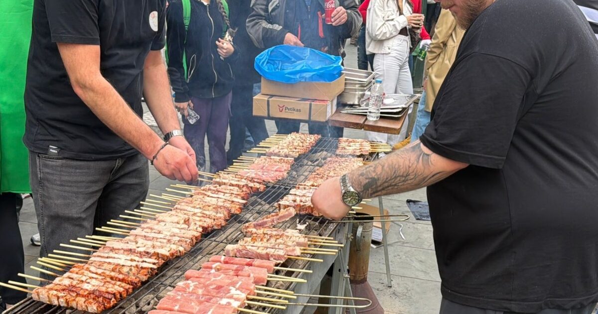 Τσικνοπέμπτη-στη-Θεσσαλονίκη:-Ψησταριές,-κέφι-και-αποκριάτικη-διάθεση-στην-Βασιλέως-Ηρακλείου