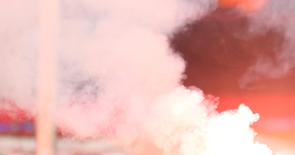 Θεσσαλονίκη:-Χειροπέδες-σε-26χρονο-που-άναψε-ναυτικές-φωτοβολίδες-σε-ποδοσφαιρικό-αγώνα