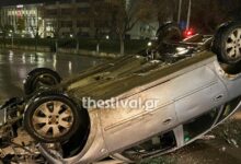 Σοβαρό-τροχαίο-στη-Θεσσαλονίκη:-Αυτοκίνητο-καρφώθηκε-σε-φανάρι-και-τούμπαρε-–-Στο-νοσοκομείο-ο-οδηγός