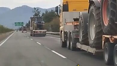 Αγρότες:-Φορτηγά-μεταφέρουν-τα-τρακτέρ-που-κατεβαίνουν-στο-Σύνταγμα-για-το-συλλαλητήριο