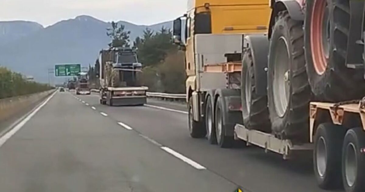 Αγρότες:-Φορτηγά-μεταφέρουν-τα-τρακτέρ-που-κατεβαίνουν-στο-Σύνταγμα-για-το-συλλαλητήριο