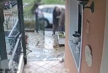 Η-στιγμή-που-Ρομά-αγκαλιάζει-ηλικιωμένο-και-του-κλέβει-αλυσίδα-από-τον-λαιμό:-Πάνω-από-400.000-ευρώ-η-λεία-του-κυκλώματος