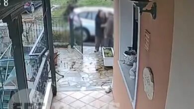 Η-στιγμή-που-Ρομά-αγκαλιάζει-ηλικιωμένο-και-του-κλέβει-αλυσίδα-από-τον-λαιμό:-Πάνω-από-400.000-ευρώ-η-λεία-του-κυκλώματος