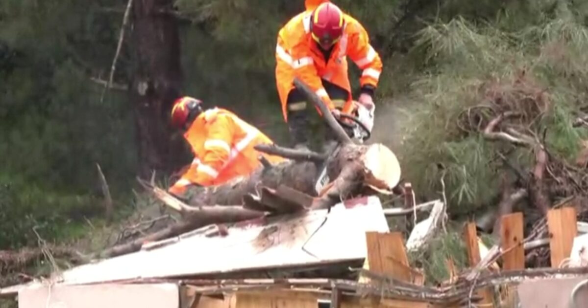 Η-κακοκαιρία-σφυροκοπά-την-Ηλεία:-Βράχος-απειλεί-να-πέσει-σε-σπίτια-στο-Κατάκολο-–-Ανέβηκε-επικίνδυνα-η-στάθμη-του-Αλφειού