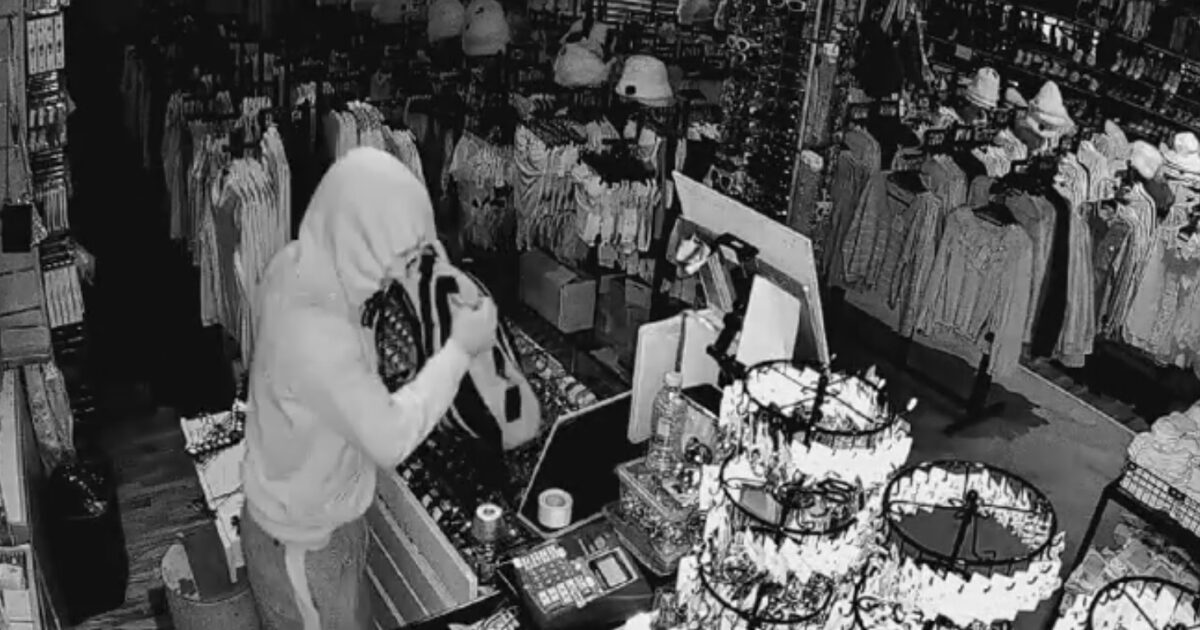 Ηράκλειο:-Καρέ-καρέ-η-δράση-κλέφτη-–-Άδειασε-σε-λίγα-δευτερόλεπτα-ταμείο-επιχείρησης