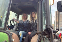 Οι-αγρότισσες-που-έκλεψαν-την-παράσταση-με-το-τρακτέρ-τους-στο-Σύνταγμα