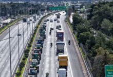 live-οι-αγρότες-στην-Αθήνα:-Στην-πλατεία-Συντάγματος-τα-τρακτέρ-–-Συνθήματα-και-πανό-μπροστά-στη-Βουλή