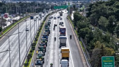 live-οι-αγρότες-στην-Αθήνα:-Στην-πλατεία-Συντάγματος-τα-τρακτέρ-–-Συνθήματα-και-πανό-μπροστά-στη-Βουλή