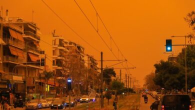 Διπρόσωπος-ο-καιρός-το-Σαββατοκύριακο:-Αφρικανική-σκόνη,-βροχές-και-υψηλές-θερμοκρασίες