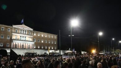 Αγρότες:-Έξω-από-τη-Βουλή-θα-περάσουν-τη-νύχτα-–-Το-κομβόι-με-τα-τρακτέρ-και-όσα-έγιναν-στο-συλλαλητήριο-της-Αθήνας