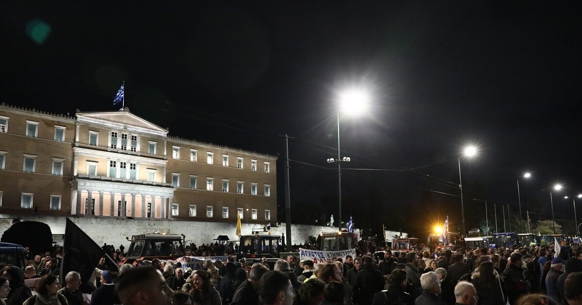 Αγρότες:-Έξω-από-τη-Βουλή-θα-περάσουν-τη-νύχτα-–-Το-κομβόι-με-τα-τρακτέρ-και-όσα-έγιναν-στο-συλλαλητήριο-της-Αθήνας