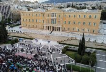 Οι-αγρότες-στην-Αθήνα:-Στην-πλατεία-Συντάγματος-τα-τρακτέρ-–-Συνθήματα-και-πανό-μπροστά-στη-Βουλή