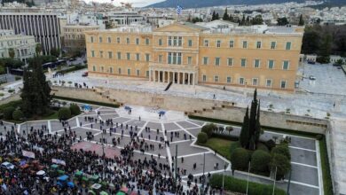 Οι-αγρότες-στην-Αθήνα:-Στην-πλατεία-Συντάγματος-τα-τρακτέρ-–-Συνθήματα-και-πανό-μπροστά-στη-Βουλή