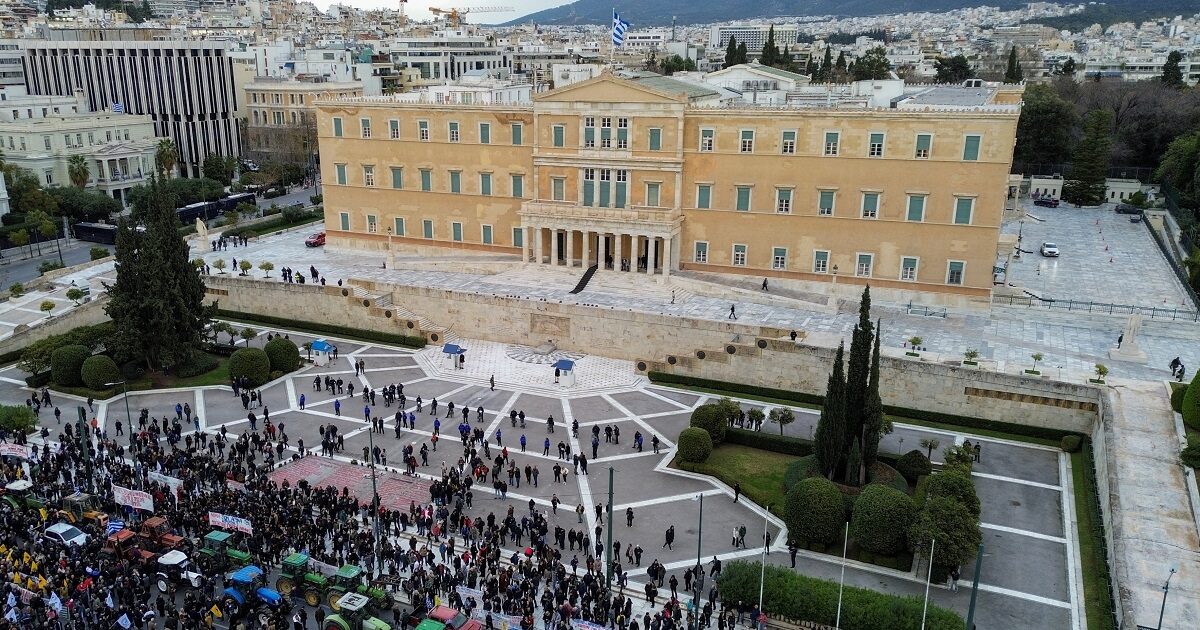 Οι-αγρότες-στην-Αθήνα:-Στην-πλατεία-Συντάγματος-τα-τρακτέρ-–-Συνθήματα-και-πανό-μπροστά-στη-Βουλή
