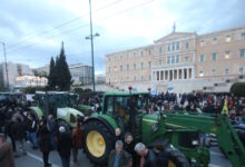 Οι-αγρότες-διανυκτέρευσαν-στο-Σύνταγμα-με-τα-τρακτέρ-τους:-Αναχωρούν-το-μεσημέρι-–-«Θα-συνεχίσουμε-τον-αγώνα»