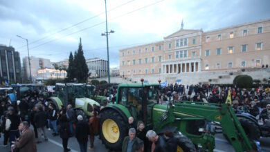 Οι-αγρότες-διανυκτέρευσαν-στο-Σύνταγμα-με-τα-τρακτέρ-τους:-Αναχωρούν-το-μεσημέρι-–-«Θα-συνεχίσουμε-τον-αγώνα»