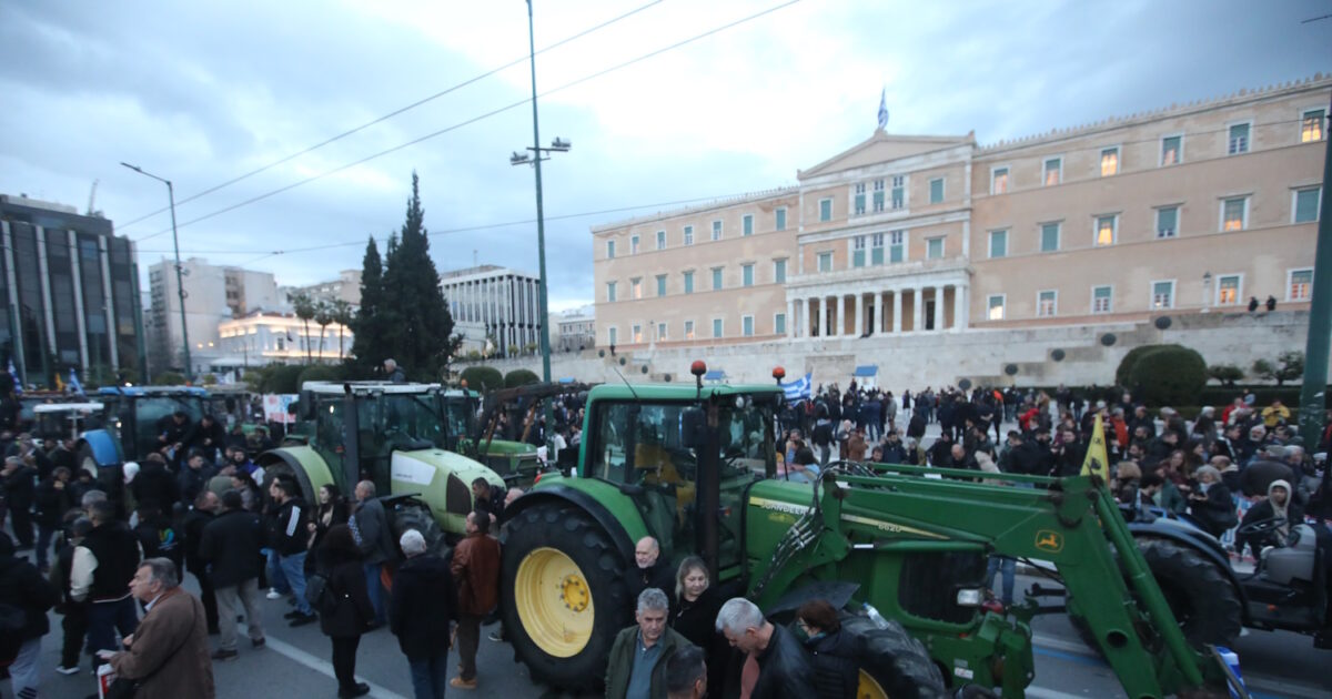 Οι-αγρότες-διανυκτέρευσαν-στο-Σύνταγμα-με-τα-τρακτέρ-τους:-Αναχωρούν-το-μεσημέρι-–-«Θα-συνεχίσουμε-τον-αγώνα»