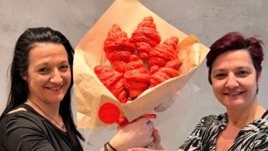 Φούρνος-στη-Θεσσαλονίκη-γιορτάζει-τον-Άγιο-Βαλεντίνο-με-«ανθοδέσμες»-από-κατακόκκινα-κρουασάν