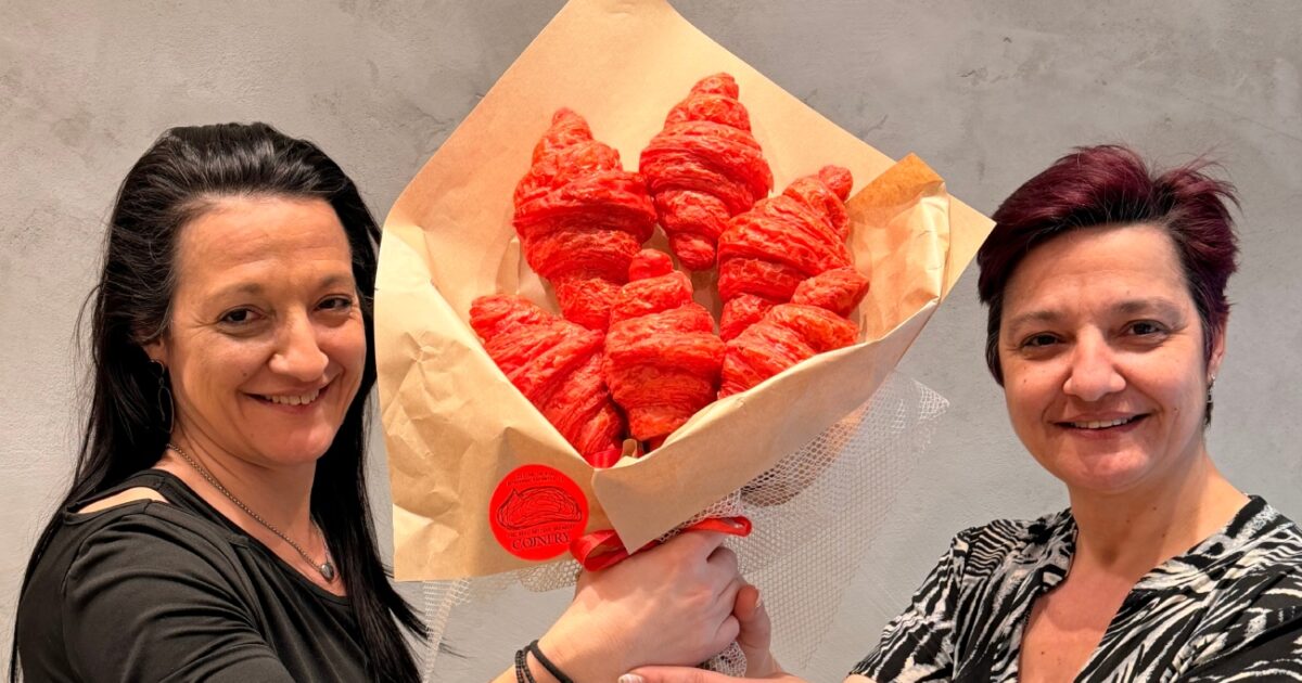 Φούρνος-στη-Θεσσαλονίκη-γιορτάζει-τον-Άγιο-Βαλεντίνο-με-«ανθοδέσμες»-από-κατακόκκινα-κρουασάν