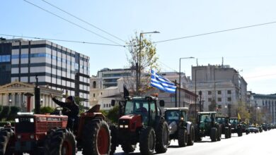 Αγρότες:-Με-κόρνες-και-μαρσαρίσματα-αποχώρησαν-τα-τρακτέρ-από-το-Σύνταγμα