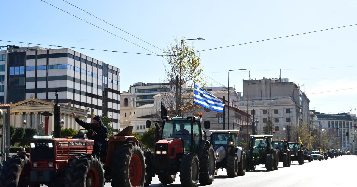 Αγρότες:-Με-κόρνες-και-μαρσαρίσματα-αποχώρησαν-τα-τρακτέρ-από-το-Σύνταγμα