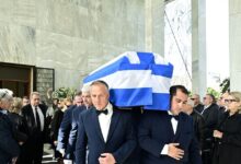 Κηδεία-Αναστάση-Παπαληγούρα:-Το-τελευταίο-αντίο-στον-πρώην-υπουργό-της-ΝΔ-–-Τυλιγμένο-με-την-ελληνική-σημαία-το-φέρετρό-του