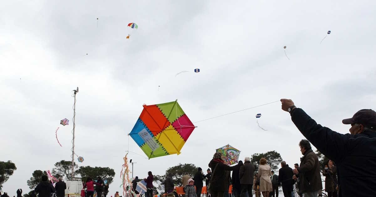 Καθαρά-Δευτέρα-2026:-Πότε-πέφτει-η-αργία-και-τι-ισχύει-για-εργαζόμενους-και-σχολεία-–-Τα-έθιμα-και-οι-παραδοσιακοί-μεζέδες