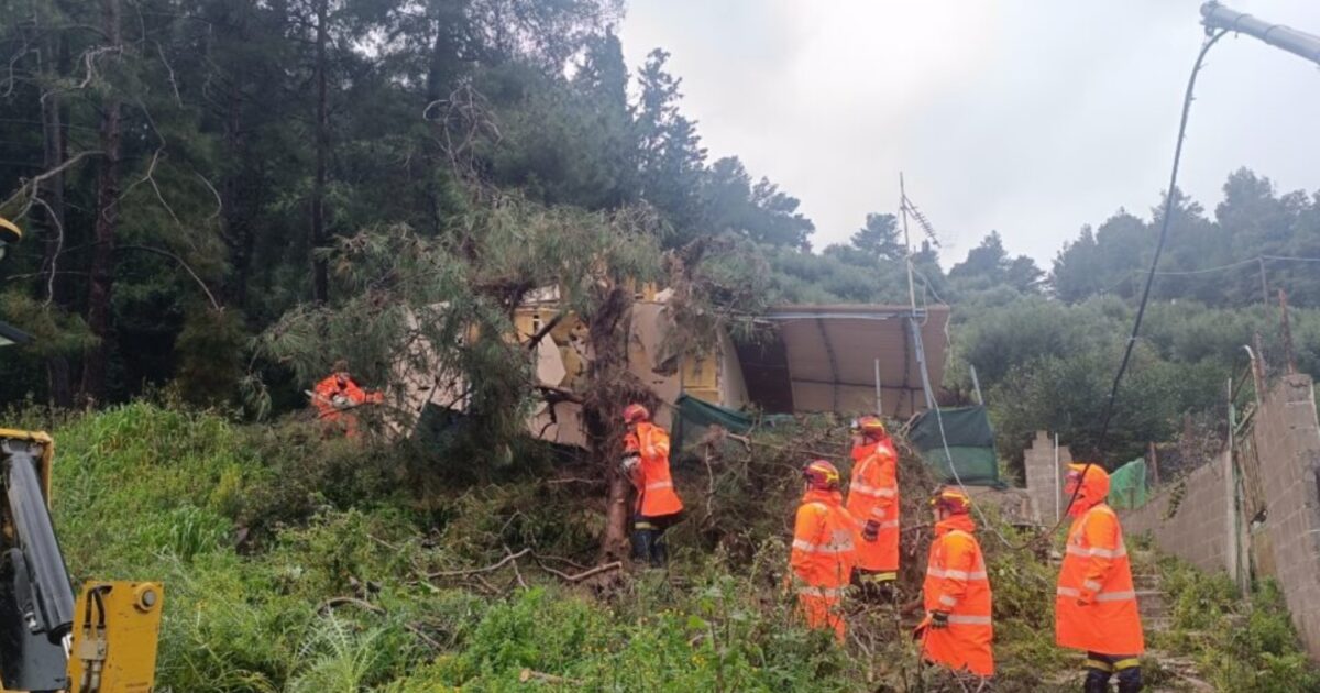 Το-Κατάκολο-εκπέμπει-sos-από-την-κακοκαιρία:-Ο-βράχος-40-τόνων-συνεχίζει-να-απειλεί-σπίτια-–-Δεν-έχουν-τέλος-οι-κατολισθήσεις