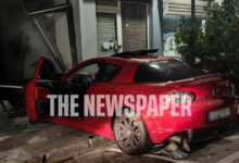 Σοβαρό-τροχαίο-στον-Βόλο:-Αυτοκίνητο-έπεσε-πάνω-σε-δύο-αμάξια-και-«καρφώθηκε»-σε-φροντιστήριο