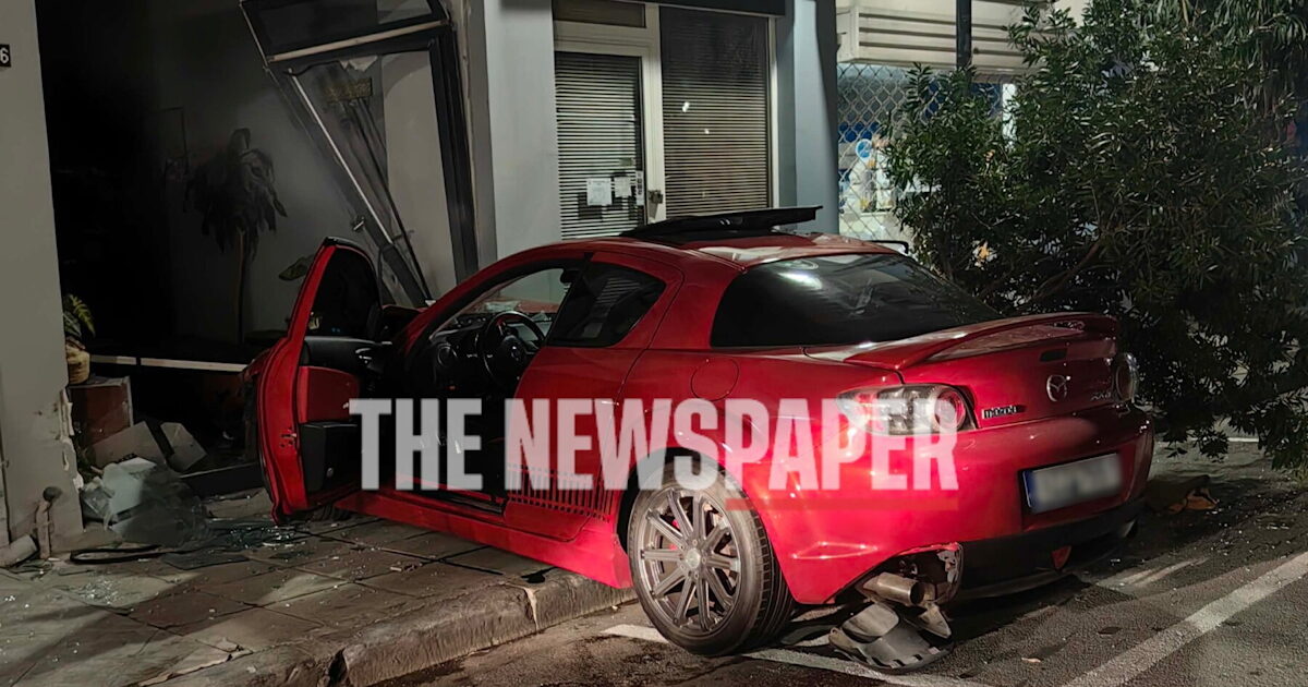 Σοβαρό-τροχαίο-στον-Βόλο:-Αυτοκίνητο-έπεσε-πάνω-σε-δύο-αμάξια-και-«καρφώθηκε»-σε-φροντιστήριο