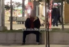 Λαμία:-Ηλικιωμένος-αυνανιζόταν-σε-κεντρική-πλατεία,-μπροστά-σε-ανήλικες-–-Βίντεο-ντοκουμέντο