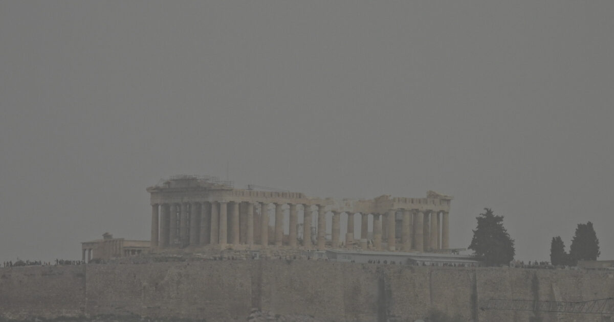 «Πνίγηκε»-στην-αφρικανική-σκόνη-η-Αττική:-«Εξαφανίστηκε»-ακόμα-και-η-Ακρόπολη-–-Δείτε-φωτογραφίες